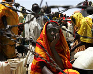 
لاجئو دارفور يتضررون من وقف عمل الإغاثة (الفرنسية-أرشيف)لاجئو دارفور يتضررون من وقف عمل الإغاثة (الفرنسية-أرشيف)