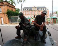 جنود موالون لزعيم المعارضة يحرسون قصر الرئاسة بالعاصمة أنتانا ناريفو (الفرنسية) 