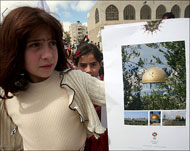 طفلة فلسطينية تحمل صورة قبة الصخرة(الأوروبية)