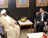 لقاءات ثنائية عقدت على هامش القمةبينها لقاء الأسد والبشير (الفرنسية)