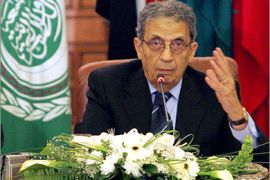 epa01655138 Arab League Secretary General Amr Moussa makes a statement at the Arab League Headquarters in Cairo, Egypt, 04 March 2009 following an emergency Arab