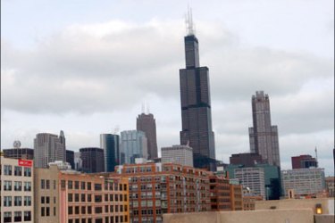 afp : CHICAGO - MARCH 12: The Sears Tower rises above other buildings in the skyline March 12, 2009 in Chicago, Illinois. The Sears Tower will be changing its name to the