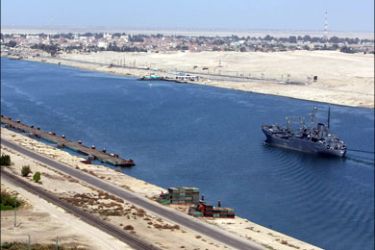 afp : (FILES) -- File picture dated November 24, 2008 shows an Egyptian patrol ship navigating in the Suez Canal between Port Said and Ismailia, about 100 kms northeast of Cairo.