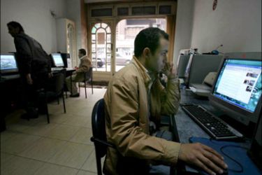 epa : epa01582103 An internet user waits patiently for a page to download in a downtown Cairo internet cafe 20 December 2008, as the internet and other communications services
