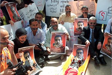 صحفيون فلسطينيون يحتجون على استشهاد زميلهم مصور رويترز فضل شناعة (أرشيف) - الجزيرة نت
