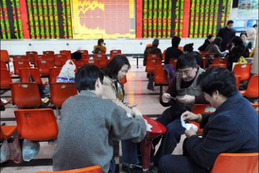 afp : Chinese stock investors play a card game as they check their share prices at a security firm in Hefei, east China's Anhui province on March 6, 2009. Chinese shares