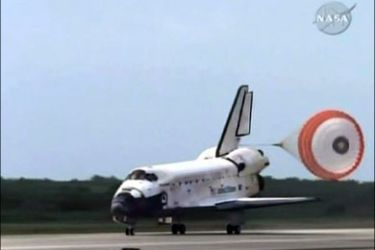 r : The Space Shuttle Discovery lands at the Kennedy Space Center in Florida in this image from NASA TV March 28, 2009. REUTERS/NASA TV (UNITED STATES SCI