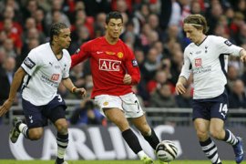 afp/ Manchester United's Cristiano Ronaldo (C) powers through the Tottenham defence during the 2009 Carling Cup final at Wembley stadium in north London, on March 1, 2009