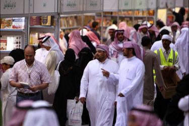 r : Saudi families tour the fourth Riyadh International Book Fair March 5, 2009. The two-week book fair will exhibit tens of thousands of books by over 600 local and foreign