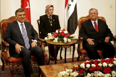 r : Iraq's President Jalal Talabani (R) meets with Turkey's President Abdullah Gul (L) during a welcoming ceremony at Salam Palace in Baghdad March 23, 2009. Talabani said on