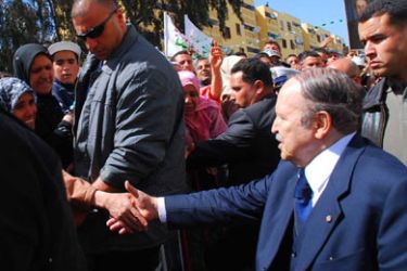 afp/ Algerian President and candidate in the forthcoming presidential elections, Abdelaziz Bouteflika (R) is greeted by touareg supporters during an election campaign rally on March 29, 2009 in Souk Ahras 615 km east of Algiers.