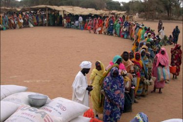 afp : (FILES) A handout picture released by the UN's World Food Programme (WFP) on July 26, 2004 shows displaced Sudanese people queuing up to receive aid during a