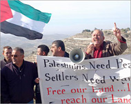خالد منصور (يمين) في مظاهرة ضد الاستيطان شمال الضفة الغربية (الجزيرة نت) 