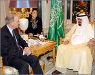 الملك عبد الله مستقبلا ميتشل في قصر اليمامة بالرياض (الفرنسية)