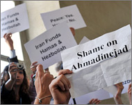 
مؤيدون لإسرائيل يرفعون لافتات منددة بالرئيس أحمدي نجاد (الفرنسية)مؤيدون لإسرائيل يرفعون لافتات منددة بالرئيس أحمدي نجاد (الفرنسية)