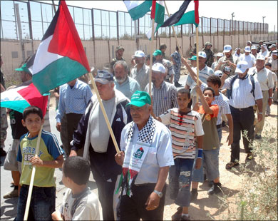 تظاهرة للاجئين الفلسطينيين على الحدود اللبنانية الفلسطينية (الجزيرة نت-أرشيف)