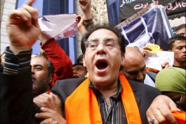 epa01689817 Ayman Nour, the leader of the Ghad opposition party gestures during a demonstration outside the journalists' syndicate in downtown Cairo, Egypt on 06 April 2009 on the