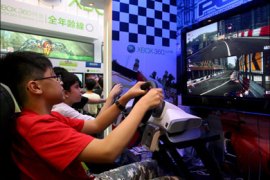 epa01428555 Visitors play with Microsoft 'Xbox 360' game consoles during the first day of the annual Hong Kong Comics Festival and Game Fair in Hong Kong, China