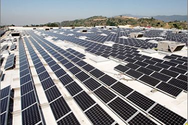 /AFP: Solar panels cover the roof of a Sam's Club store that was toured by California Gov. Arnold Schwarzenegger and Wal-Mart officials before their press conference on Earth Day, April 22, 2009 in Glendora, California. Following the tour, the governor and Wal-Mart