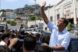 afp : Ecuadorean President Rafael Correa waves at supporters in Guayaquil on April 26, 2009. Ecuadorans voted on Sunday in general elections predicted to give leftist Correa