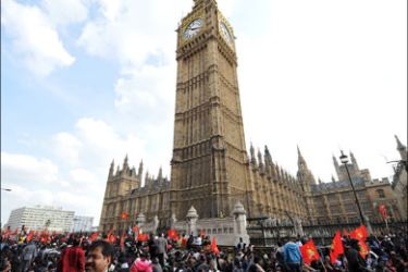 afp : Protestors gather outside the Houses of Parliament in central London to demonstrate against alleged human rights abuses in Sri Lanka, on April 6, 2009. Around 1,000