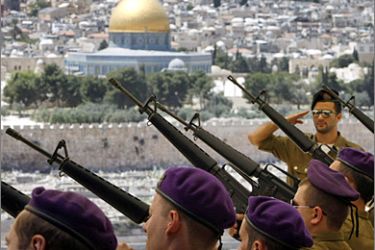 AFP / Israeli soldiers practice the honor salute at the military cemetery on Mount of Olives overlooking the Dome of the Rock mosque in Jerusalem on April 27, 2009 on the eve of the Israeli Memorial Day for fallen soldiers. Remembrance Day will start on April 27 in the evening and is followed