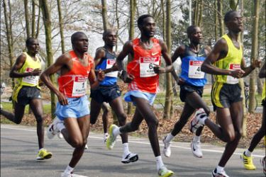 r : Kenya's James Kwambai(1) and Duncan Kibet (6) run during the 2009 edition of the men's Rotterdam Marathon April 5, 2009. REUTERS/Paul Vreeker/United Photos