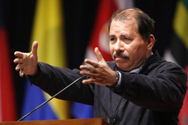 R/ Nicaragua's President Daniel Ortega gestures while giving his speech during the opening ceremony of the 5th Summit of the Americas in Port of Spain April 17, 2009.