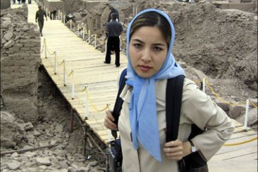 r : File photo of US-Iranian journalist Roxana Saberi posing for a photograph in Bam, 1,250 km (776 miles) southeast of Tehran March 31, 2004. An Iranian court has sentenced