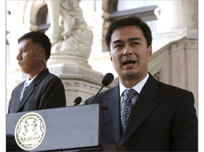epa01707134 Thai Prime Minister Abhisit Vejjajiva speaks during a press conference at Government House in Bangkok, Thailand, 24 April 2009