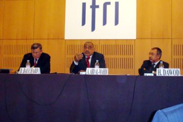 عادل عبد المهدي (في الوسط) أثناء المحاضرة