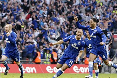 REUTERS / Everton players celebrate after winning a penalty shoot out against Manchester United during their FA Cup semi-final soccer match at Wembley Stadium in London April 19, 2009