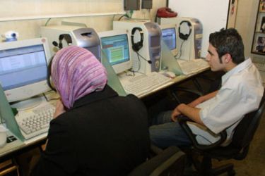 epa/ (FILES) File picture dated May 2003 of an Iranian couple in an Internet cafe in Teheran. President Mohammad Khatami promised on Monday, 22 September 2003 that he will chat with the youth on Internet.