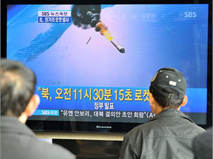AFP - South Koreans watch spiecial news broadcast at Seoul railroad station on North Korea's launching a long-range rocket on April 5, 2009. North Korea launched a long-range rocket on April 5, 2009, defying international pressure to hold back from what critics insisted would be an illicit missile test by the hardline communist country. AFP PHOTO/KIM JAE-