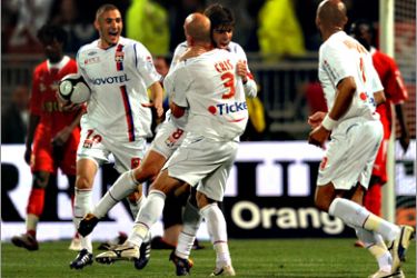 AFP - Lyon's Brazilian defender Cris (C) is congratulated by his teammates after he scored a goal against Monaco during the French L1 football match Lyon vs. Monaco, on April 12, 2009 at the Gerland stadium in Lyon. AFP PHOTO / FRED