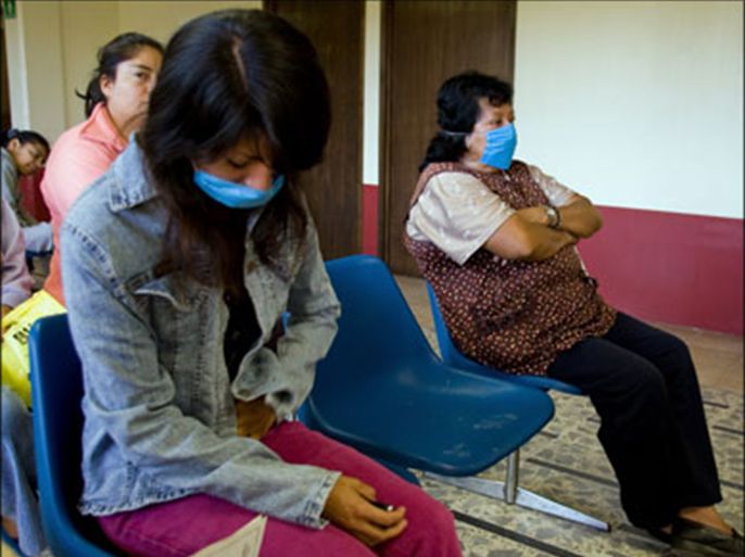 afp : Women wait at the health center "Dr Luis Mazzotti" in Mexico City, on 25 April 2009. An outbreak of deadly swine flu in Mexico and the United States has raised the specter of a