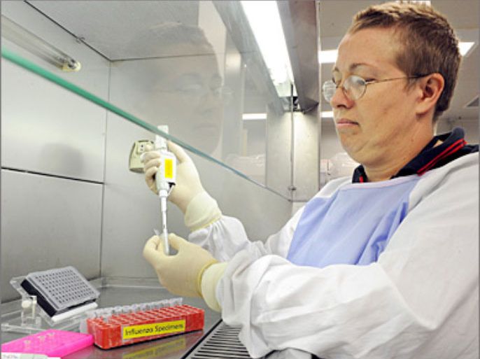 epa01712927 Tests are carried out for the 'Swine Flu' Influenza Virus in the DNA loading room at the Royal Brisbane Hospital, Brisbane, Australia, 29 April 2009. Ninety-one Australians are currently being tested for the potentially