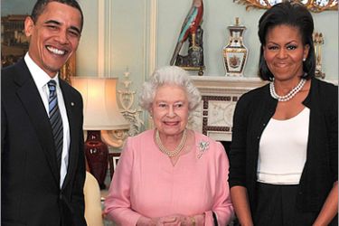 AFP - US President Barack Obama (L) and his wife Michelle (R) meet Britain's Queen Elizabeth II (C) during an audience at Buckingham Palace in central London, on April 1, 2009. US President Barack Obama visited Queen Elizabeth II at Buckingham Palace on Wednesday while his in London for