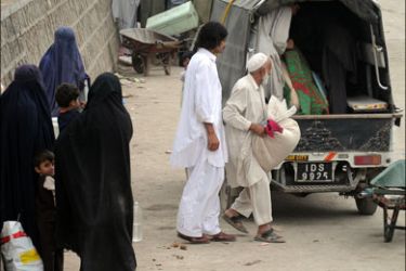 afp : A Swati family loads luggage into a pickup van upon arrival from the Swat district, in Rawalpindi on May 5, 2009. Frightened residents fled suburban areas in the main town of