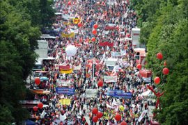 f_Ten thousands of people gather in Berlin's Tiergarten around the city's landmark the Victory Column on May 16, 2009 to call for tougher job protection. The demonstration is