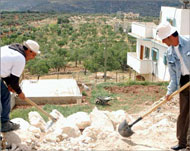  فلسطينيون يعملون مع إحدى المؤسسات الأجنبية بعقد مؤقت (الجزيرة نت)