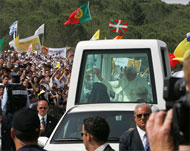 البابا لدى وصوله بالسيارة المصفحة إلى الناصرة (الفرنسية)