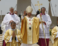 البابا يلقي عظته بنحو 50 ألف مسيحي(الفرنسية)