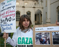 الإسبانية تريني كاتوليني تحمل صور مذابح غزة قرب بوابة المسرح (الجزيرة نت)