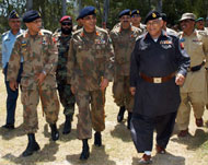 قادة الجيش الباكستاني يتفقدون بلدة داغار  في منطقة بونير بعد انتزاعها من يد المسلحين (الفرنسية)