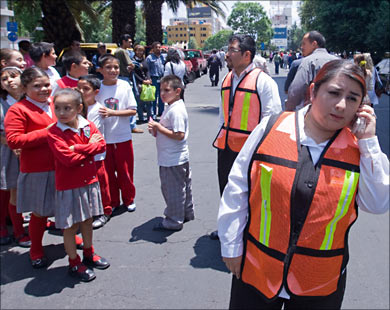 سكان العاصمة المكسيكية غادروا منازلهم ونزلوا للشوارع (الفرنسية)