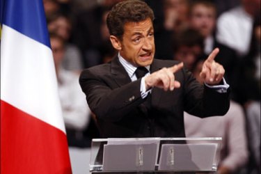 r : France's President Nicolas Sarkozy delivers a speech about the upcoming European Parliament elections during a rally in Nimes May 5, 2009. Sarkozy's UMP party is expected