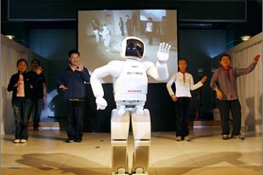 REUTERS / Honda's humanoid robot "Asimo" leads pupils to dance at a primary school during its first appearance in Wuhan, Hubei province May 26, 2009. Picture taken May 26, 2009.