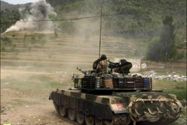 r : A Pakistani army tank patrols in Buner district, where troops recently launched an offensive against militants May 3, 2009. Pakistani security forces killed 16 Taliban militants