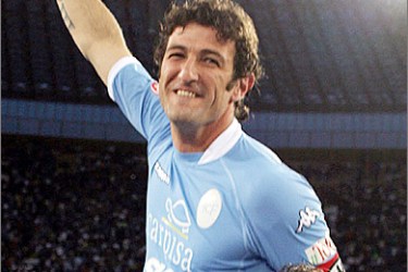 AFP (FILES) This file picture taken on June 9, 2005 in Naples shows Italian soccer player Ciro Ferrara (C) celebrating at San Paolo stadium in Naples. Juventus Turin junior team coach Ferrara was named new coach of Juventus on May 18, 2009 after the club fired Claudio Ranieri. AFP PHOTO /
